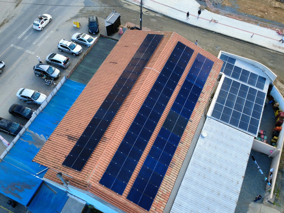 Vista aérea da quarta instalação de energia solar realizada para o cliente Leandro em Joinville