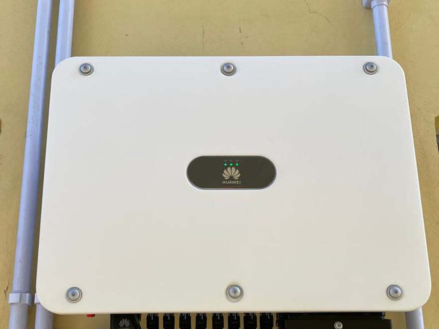 Inversor Huawei centralizado entre eletrodutos em outra instalação do cliente