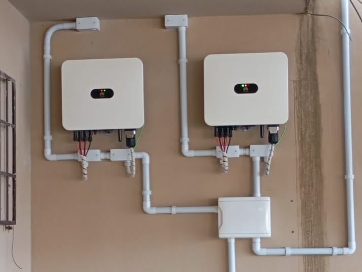 Dois inversores Huawei com eletrodutos e caixas de passagem instalados no projeto mais recente do cliente