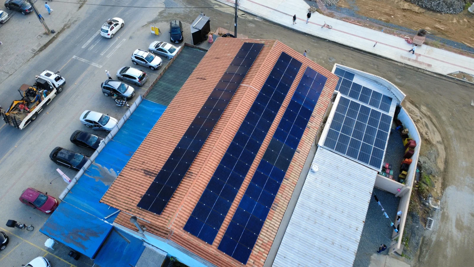 Vista aérea da quarta instalação de energia solar realizada para o cliente Leandro em Joinville