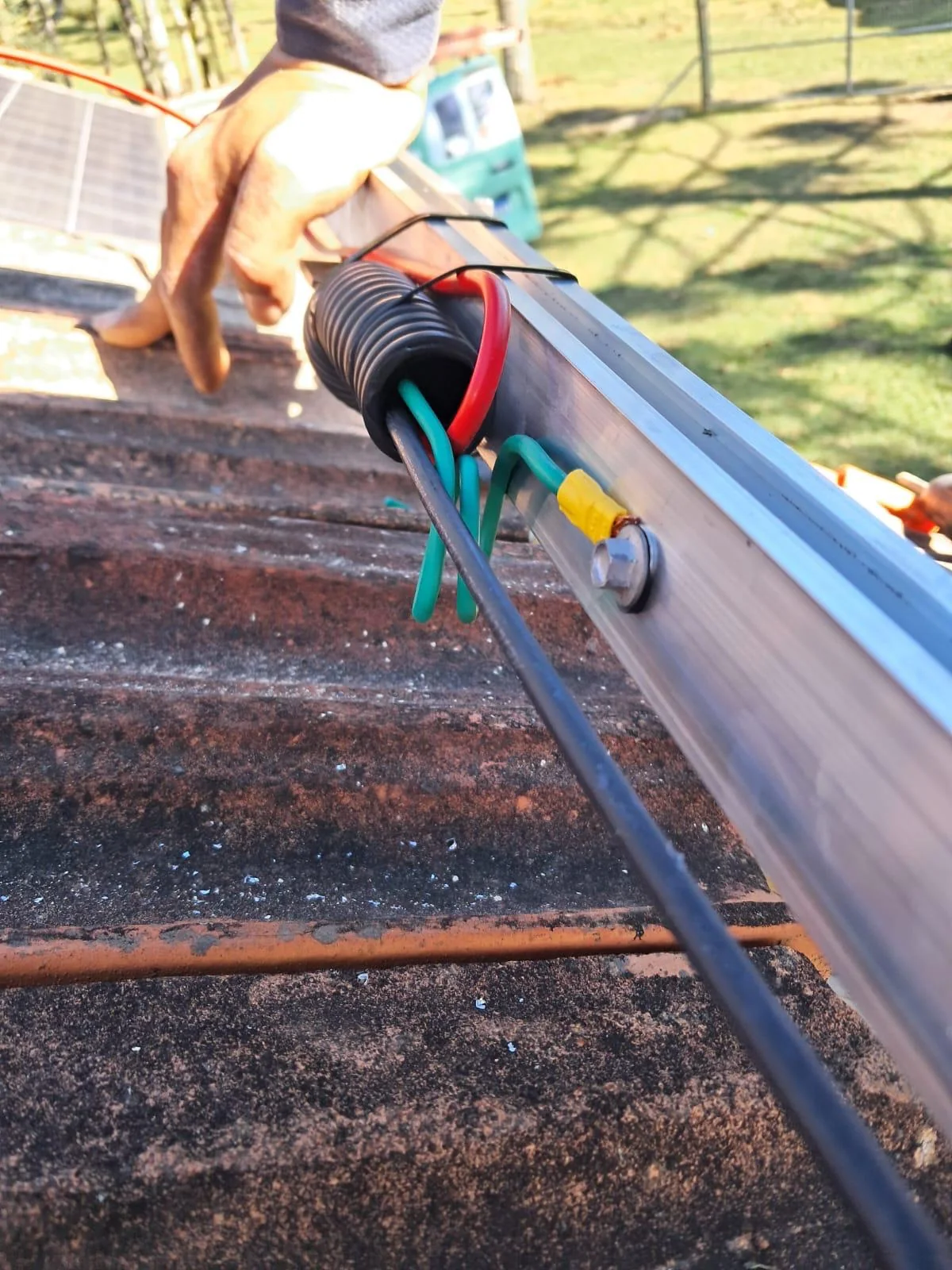 Equipe preparando o cabeamento dos módulos solares na chácara