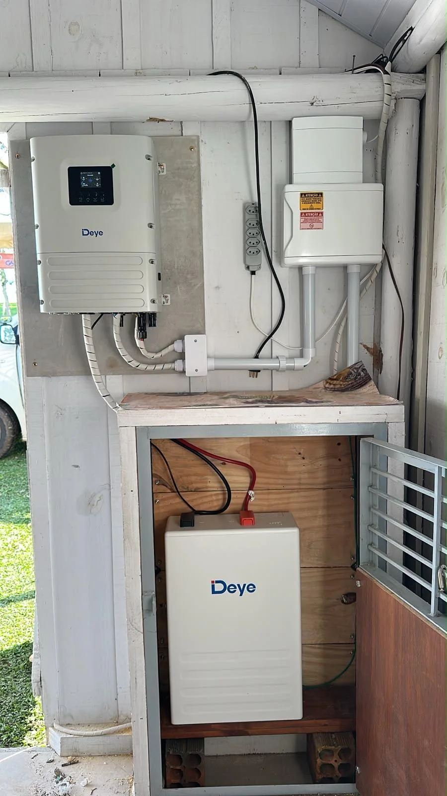 Inversor e bateria Deye do sistema off-grid instalado na chácara do Odacir em Rio Negrinho