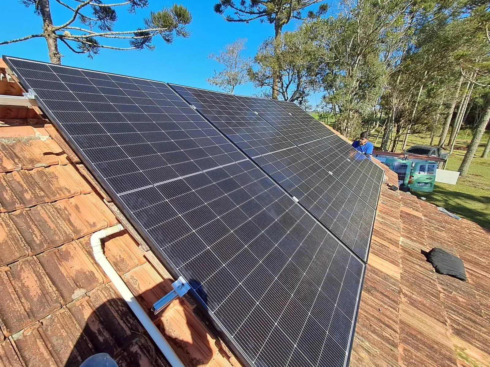 Módulos fotovoltaicos instalados no telhado da chácara do Odacir