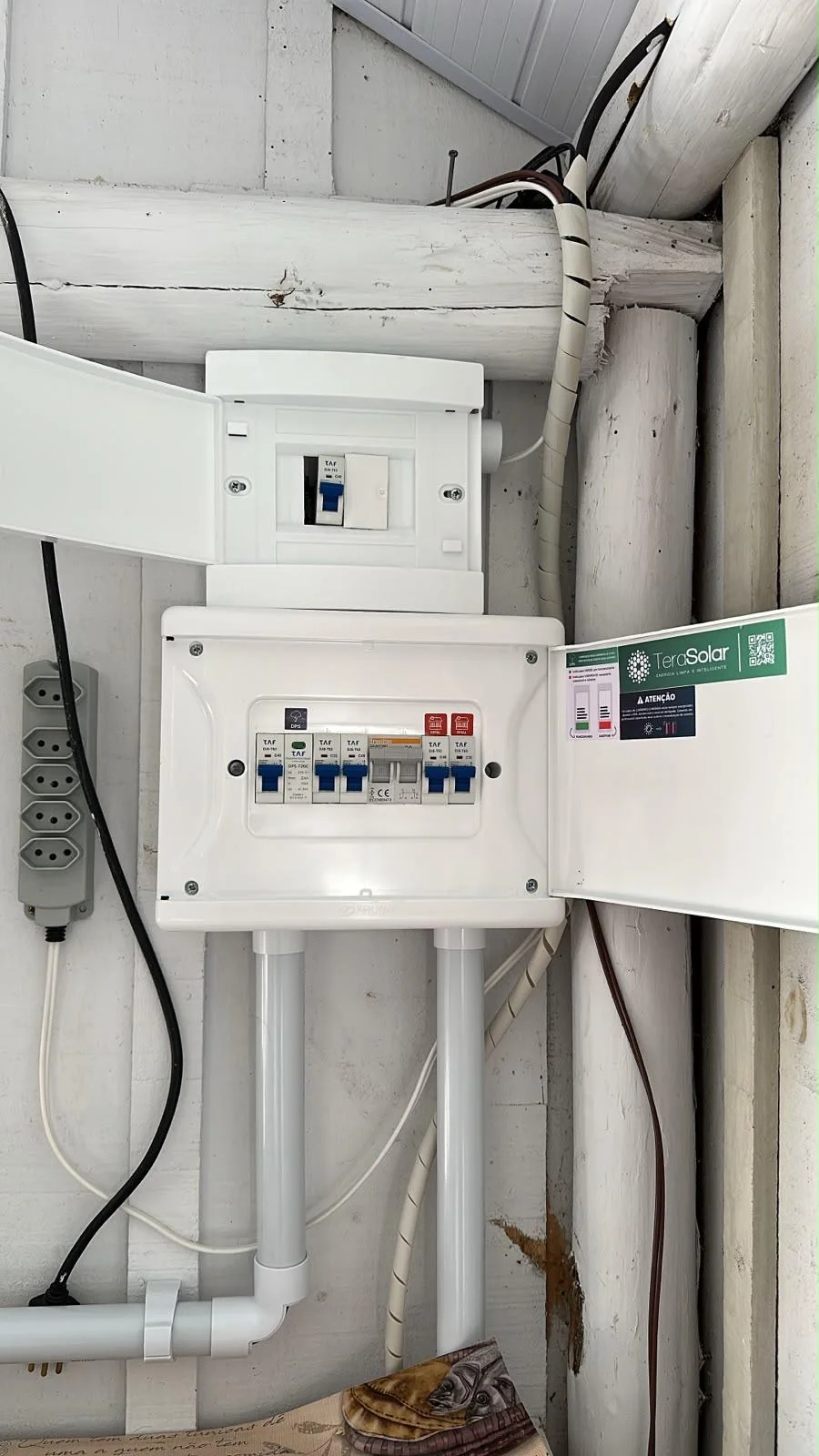 Quadros de proteção elétrica do sistema off-grid instalado pela TeraSolar