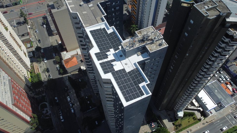 Sistema de energia solar instalado em condomínio no Centro de Curitiba