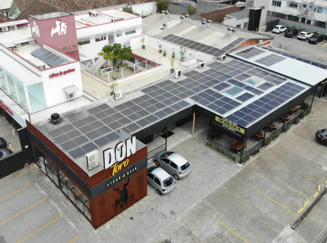 Sistema de energia solar instalado em empreendimento comercial pela TeraSolar