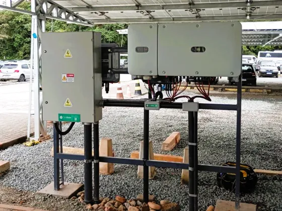 Sistema com inversor e bateria instalado em parede técnica
