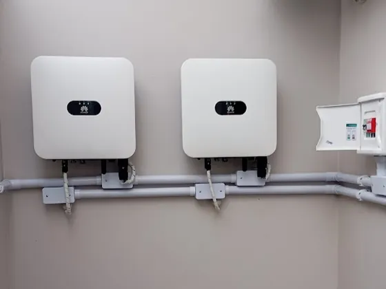 Inversores solares e proteção elétrica instalados com acabamento técnico