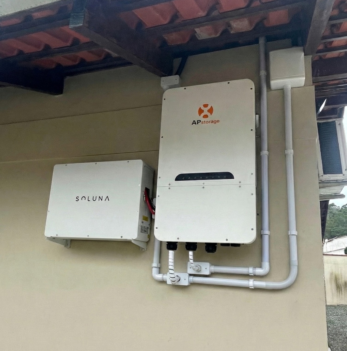 Sistema APstorage com bateria Soluna instalado em parede técnica em Joinville