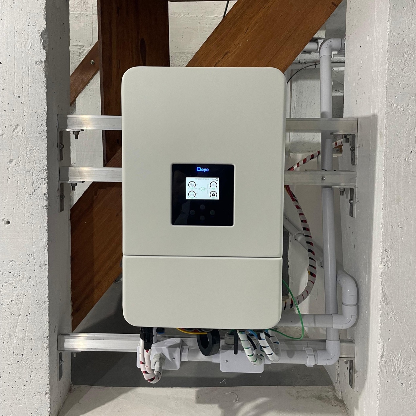Inversor DEYE com bateria instalado em estrutura técnica em Campo Alegre