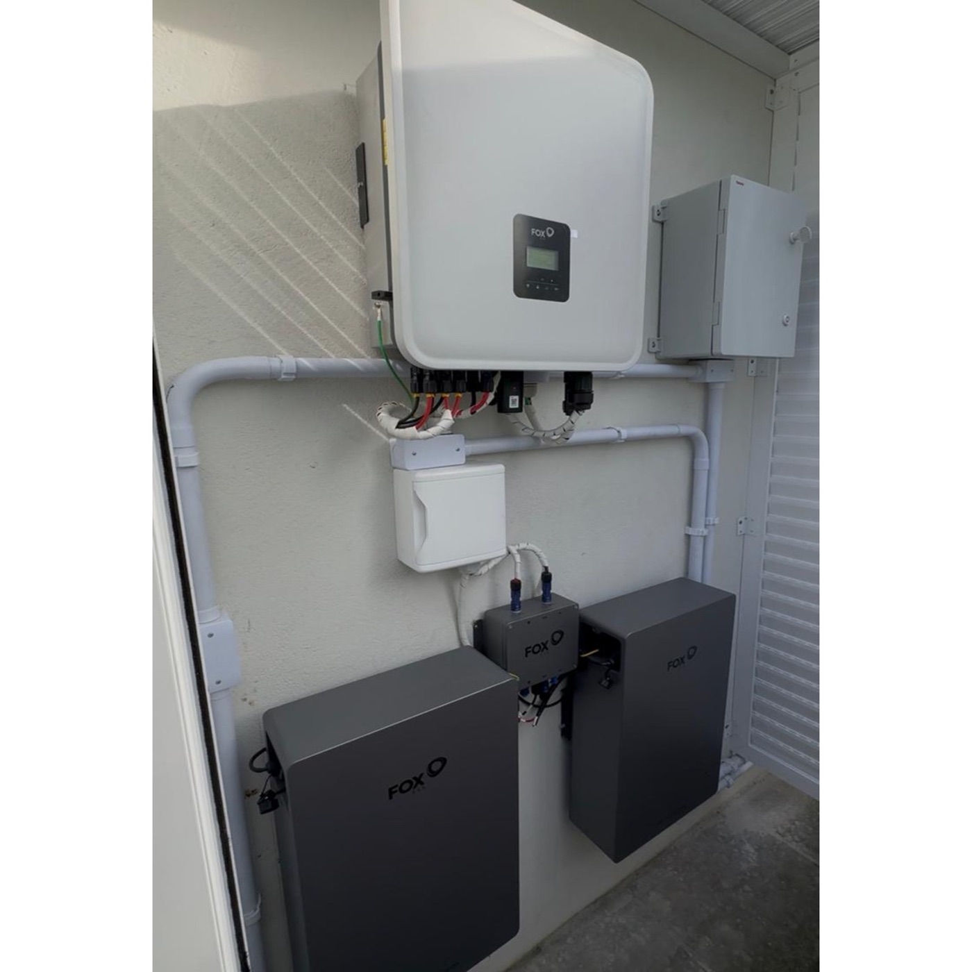 Inversor e baterias FoxESS com 10 kWh de energia armazenada em projeto comercial em Joinville