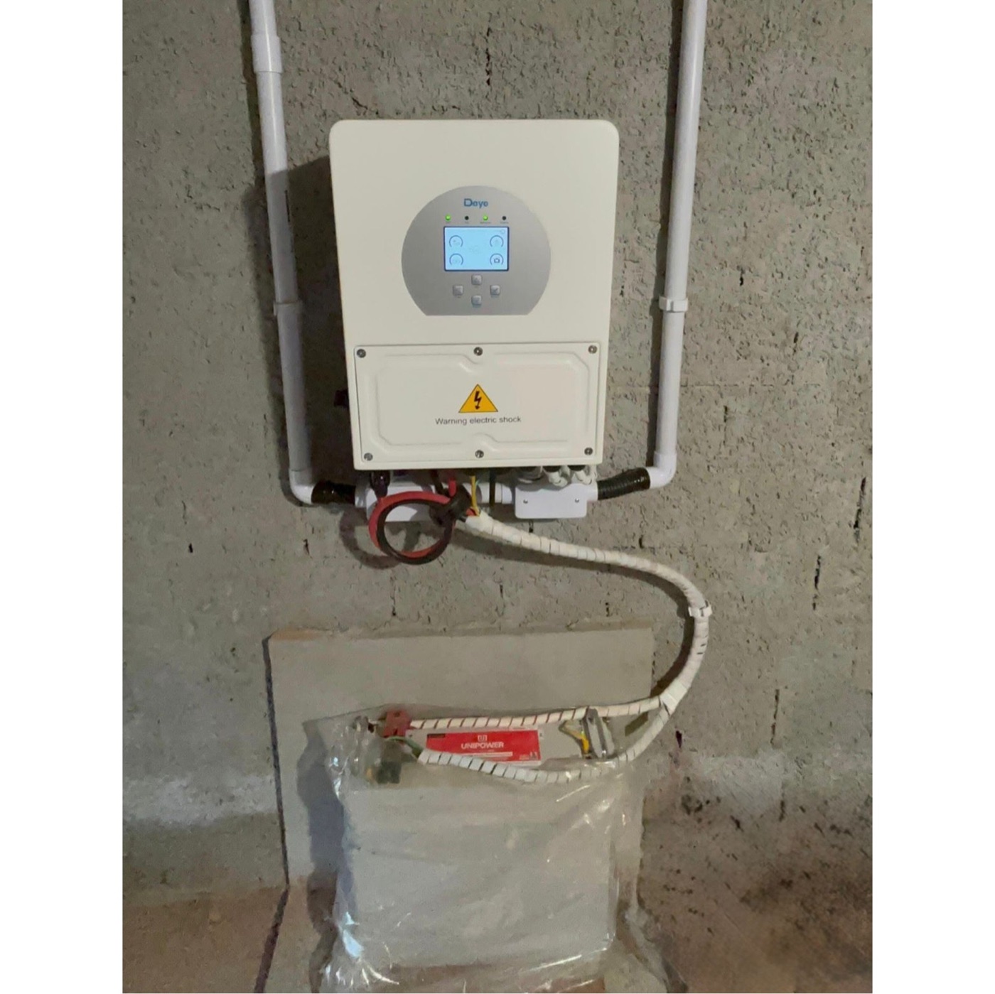 Inversor DEYE e bateria Unicoba com 4,8 kWh de energia armazenada em projeto off-grid em Campo Alegre