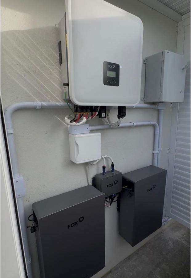 Inversor e baterias FoxESS com 10 kWh de energia armazenada em projeto comercial em Joinville