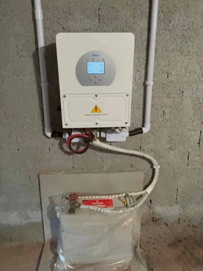 Inversor DEYE e bateria Unicoba com 4,8 kWh de energia armazenada em projeto off-grid em Campo Alegre