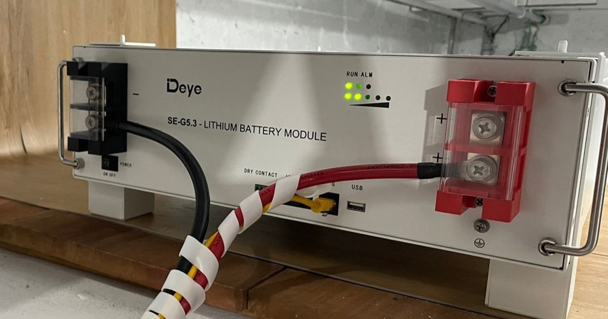 Bateria de lítio Deye em instalação da TeraSolar, com conexões de energia e comunicação visíveis