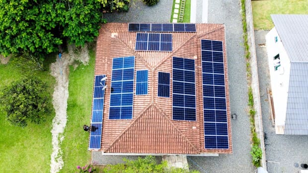 Sistema de energia solar do cliente Carlos em Vila Cubatão, Joinville
