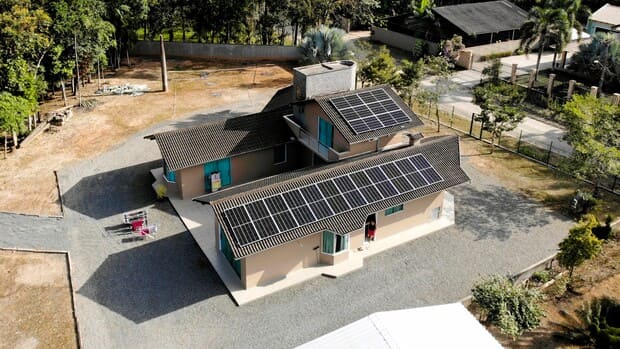 Sistema de energia solar do cliente Rose em Pirabeiraba, Joinville