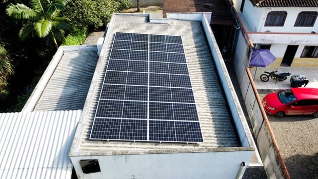 Sistema de energia solar do cliente Simone em Iririú, Joinville